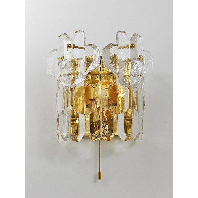 Mid-Century Modern Mid-Century Gilt Brass and Crystal Icicle Glass Scone attributed to J. T. Kalmar for Kalmar, 1970s For Sale - Image 3 of 18