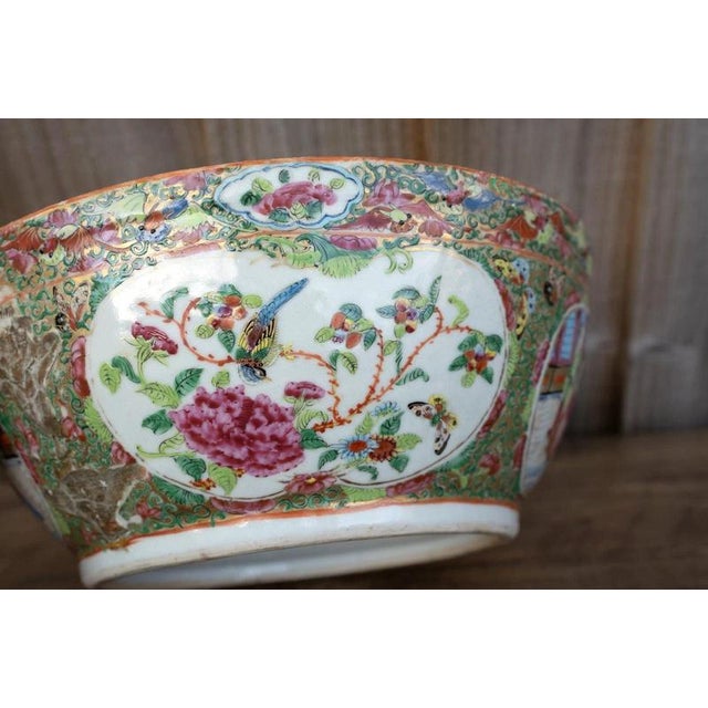 19th Century Chinese Qing Dynasty Famille Rose Canton Covered Bowl For Sale - Image 10 of 18