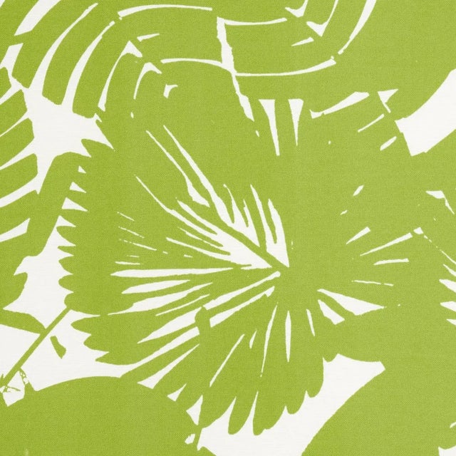 Modern SAMPLE - Schumacher x Trina Turk Palisades Palm Print Indoor/Outdoor Fabric In Fern For Sale - Image 3 of 4