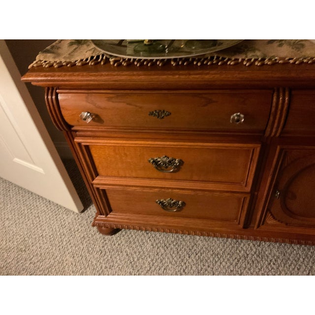 Late 20th Century Vintage Lexington Triple Dresser With Bi-Folding Triple Mirror Set For Sale In Orlando - Image 6 of 9