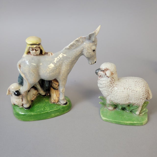 Christmas Hand-Painted Ceramic Nativity Set by Byron Molds, 13 Pieces (1973–1974) For Sale - Image 12 of 17