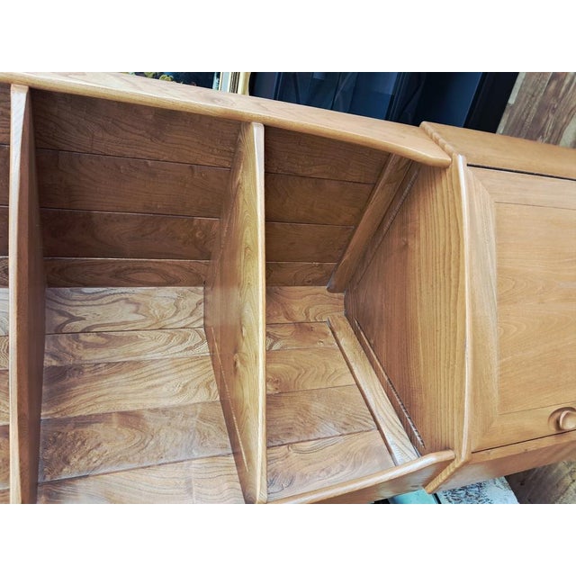 Mid-Century Windsor Corner Display in Elm by Lucian Ercolani for Ercol, 1980s For Sale - Image 14 of 18