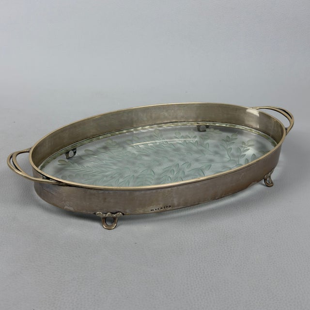 A fine oval tray crafted in Italy (Florence), a highly elegant piece that combines the transparency of crystal with the...