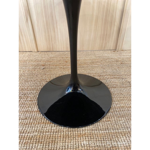 Round Tulip Table with Green Alpine Marble Top by Eero Saarinen for Knoll Inc. / Knoll International, 1980s For Sale - Image 9 of 10