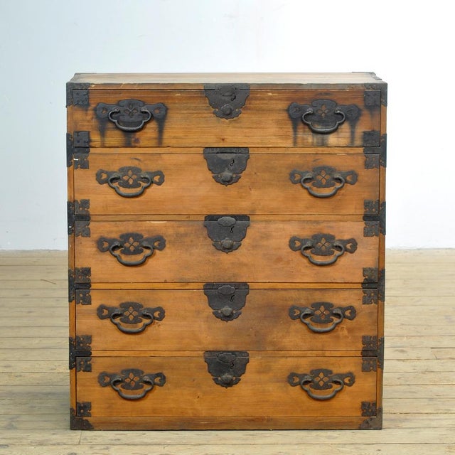 Japanese Tansu Chest of Drawers, 1870, in Good conditions. Designed before 1890