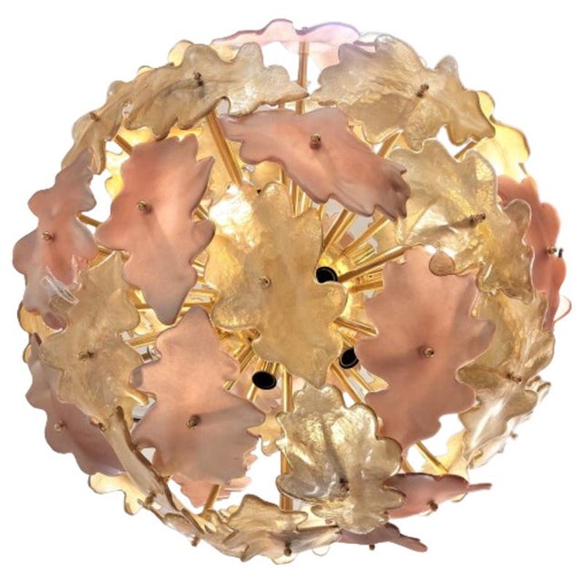 Sputnik-style ceiling lamp with a gold and pink Murano glass leaf design. Italian design. Finded with various opaque...