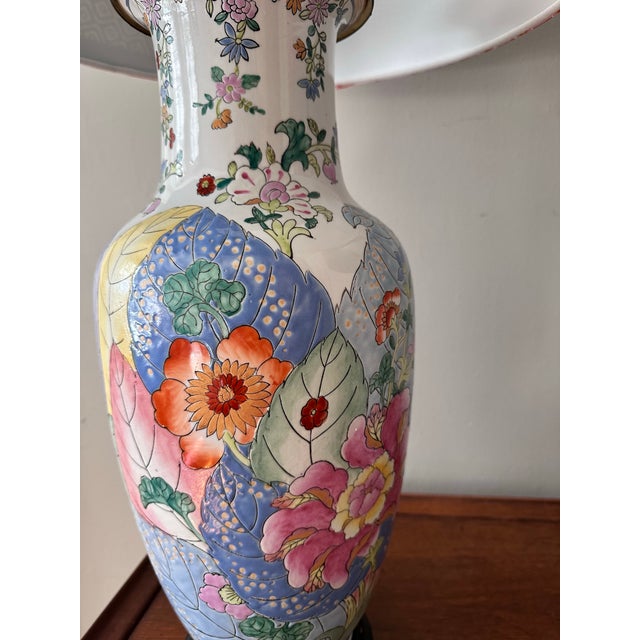 Chinoiserie Pair of Vintage Tobacco Leaf Design Lamps With Fabric Shades For Sale - Image 3 of 10