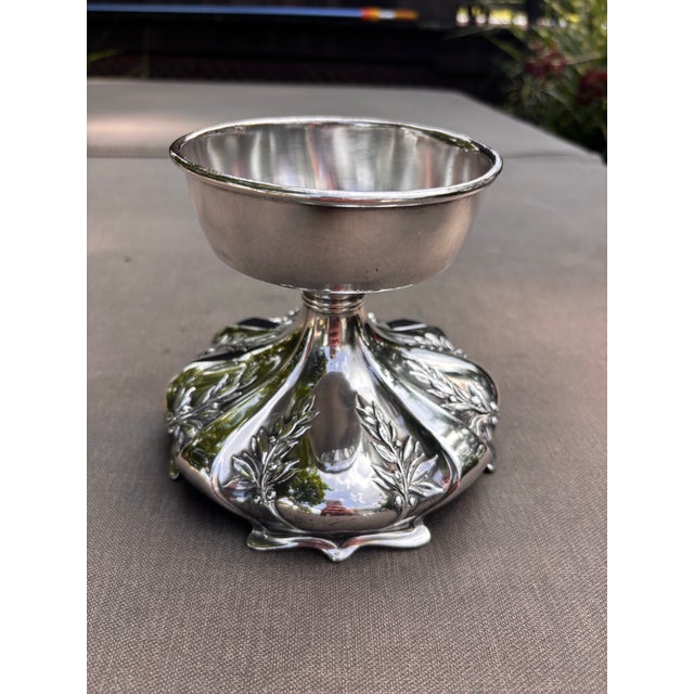 1900 - 1909 Antique Queen City Silver Co. Silverplate Compote Pedestal Bowl | Laurel Motif | American Classical Centerpiece For Sale - Image 5 of 12