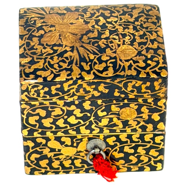 19th Century Japanese Meiji Miniature Gold Maki-e Two-Tier Jūbako, circa 1890 For Sale - Image 5 of 12