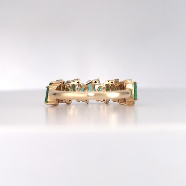 2020s Zig Zag Yellow Gold Natural Diamond & Emerald Ring For Sale - Image 5 of 14