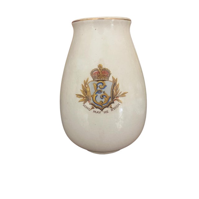 Farmhouse HRH Edward VIII of Great Britain Coronation Vase, 1936-1937 For Sale - Image 3 of 3