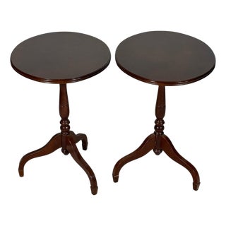Pair of Vintage Queen Anne Style Oval Tilt Top Accent Tables For Sale