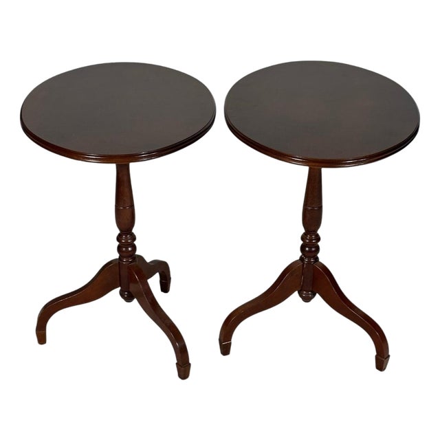 Pair of Vintage Queen Anne Style Oval Tilt Top Accent Tables For Sale
