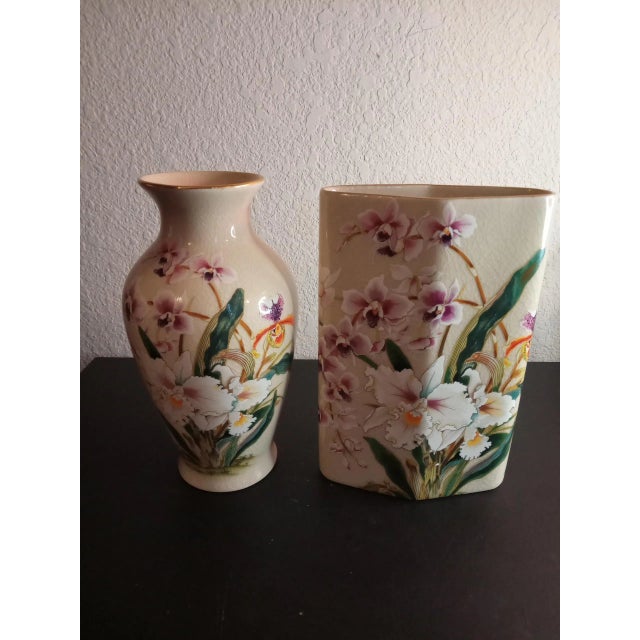 Beige Vintage Hand-Painted Japanese Toyo Porcelain Decorative Vases- Set of 2 For Sale - Image 8 of 9