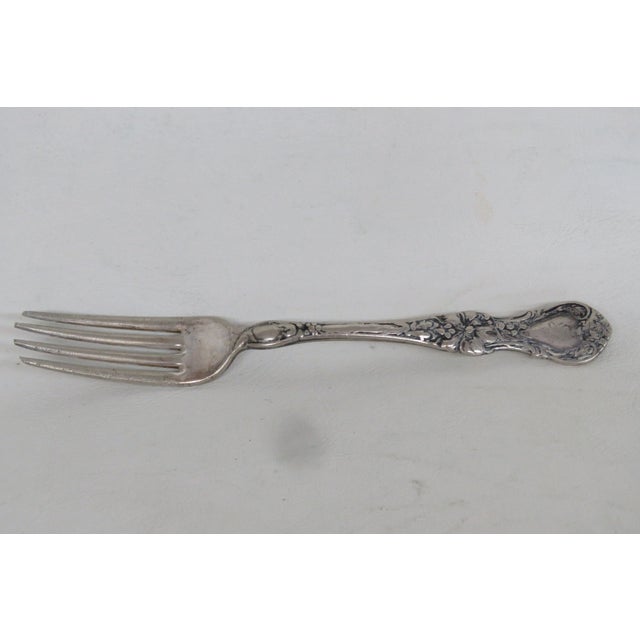 Early 20th Century 1835 R Wallace Silver Plated Monogrammed Fork With Floral Scrollwork Motif 5010b For Sale - Image 5 of 8