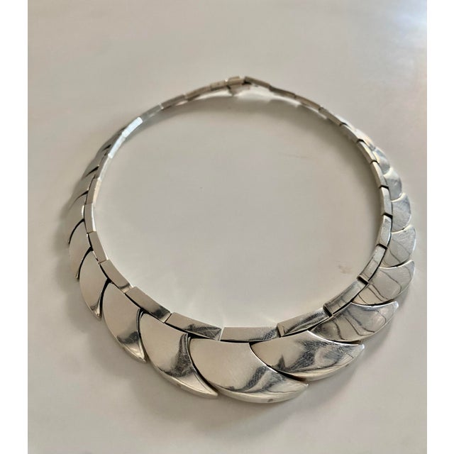 1980s Sterling Silver Taxco Interlocking Shingle Scale Necklace (After Antonio Pineda) For Sale - Image 5 of 18