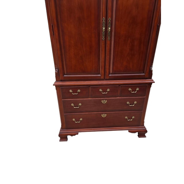 Beautiful Thomasville dresser in Excellent condition minor ware. Please see photos as they are considered part of the...