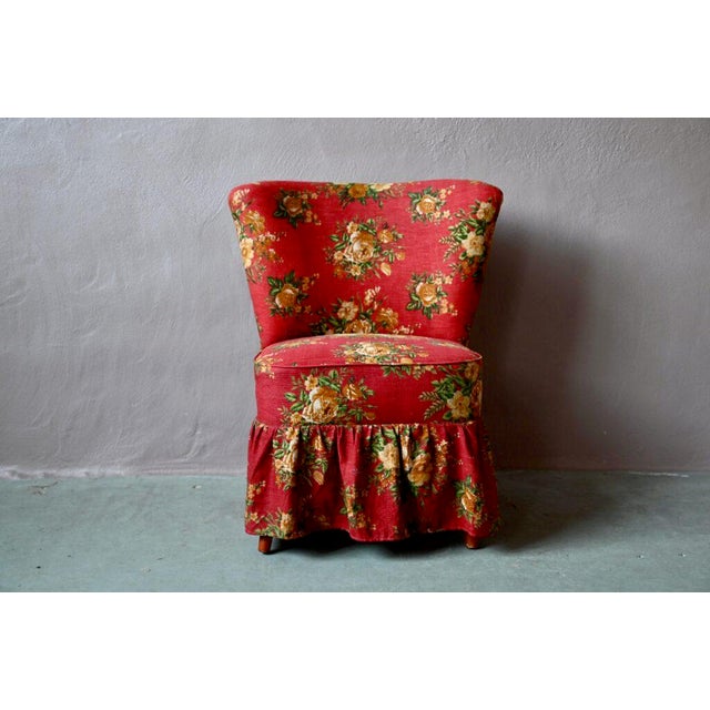 The cocktail armchair is a design classic from the 50s and 60s. Taking the shapes and uses of the toad chair, it is a...