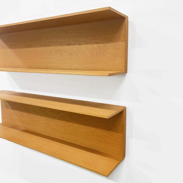 Pair of modern minimalist wall-mounted shelves in oak, designed by Walter Wirz for Wilhelm Renz. Germany, circa 1960's.