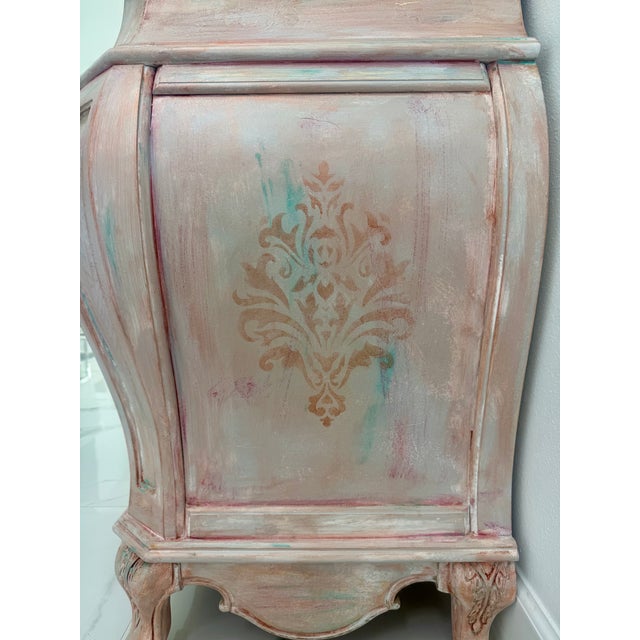 1980s Vintage French Style Serpentine Chest – Pulaski Hand-Painted Pastel Patina For Sale - Image 5 of 9