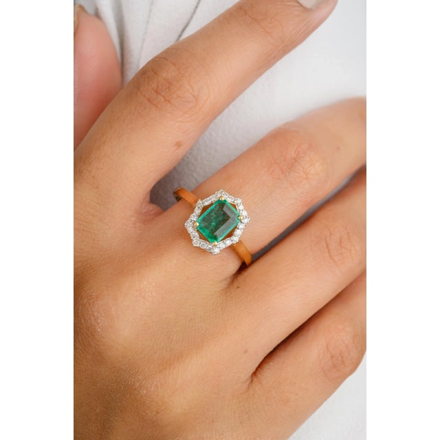 This modern 1.07 ct princess cut emerald halo diamond wedding ring radiates elegance and sophistication. The vibrant...