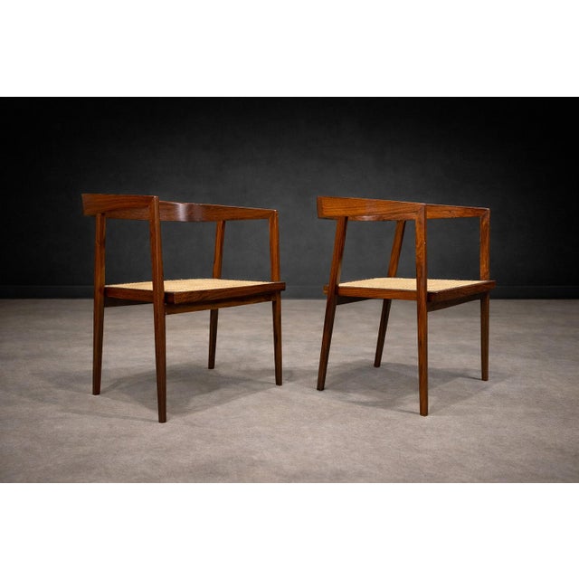 Joaquim Tenreiro Pair of Brazilian Modern Armchairs in Rosewood and Cane, Joaquim Tenreiro, 1950s For Sale - Image 4 of 14