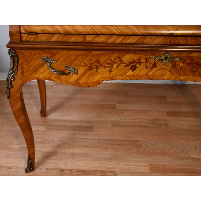 French 1930s French Louis XV Satinwood Floral Inlay Cylinder Secretary Writing Desk For Sale - Image 3 of 18