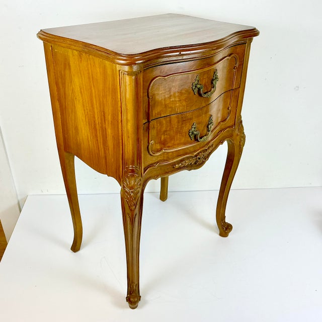 1970s Vintage French Provincial Hollywood Regency Walnut & Burl Wood Side Table or Night Stand For Sale - Image 11 of 17