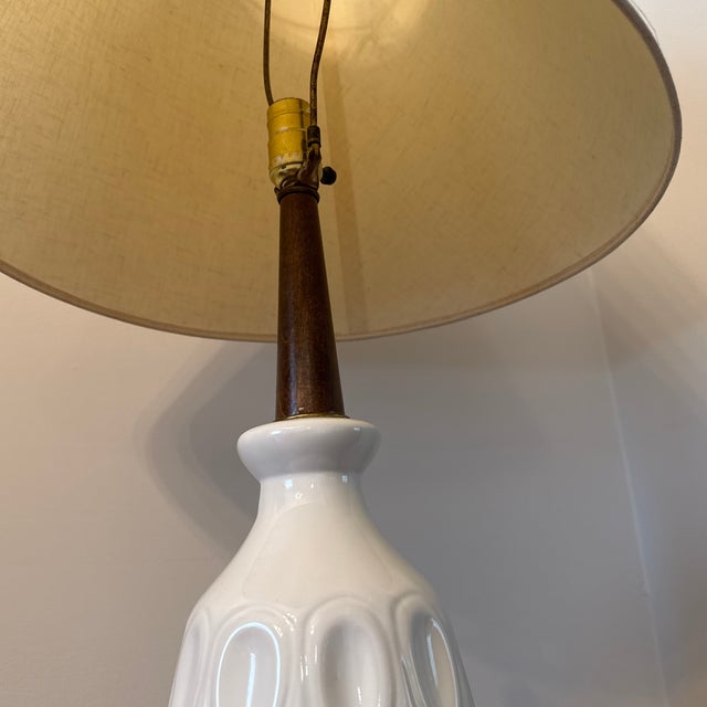 1960s 1960s Mid-Century Modern White Ceramic Table Lamp With Walnut Wood Neck and Lampshade For Sale - Image 5 of 12