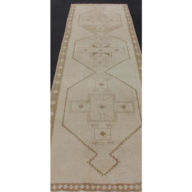 Vintage Oushak Turkish Runner With Geometric Medallions in Tan and Light Brown For Sale In Atlanta - Image 6 of 13