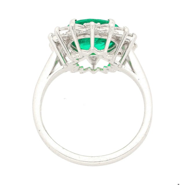3.02 Carat Vivid Green Round Cut Colombian Emerald & Diamond Halo Platinum Ring, Size 8.25 For Sale - Image 4 of 7