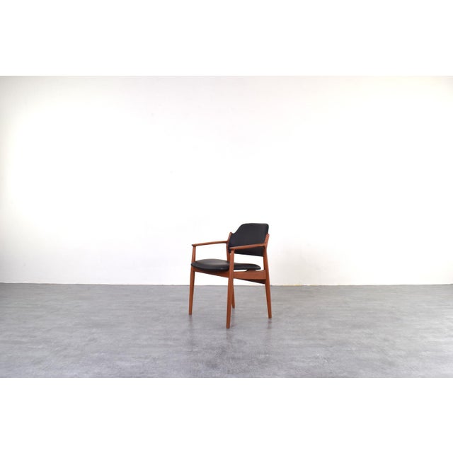 This chair model 62a was designed in the 1960s by Arne Vodder for Sibast Furniture. The frame of the armchair is made of...