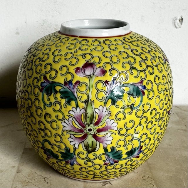 Chinese Chinese Famille Rose Porcelain Ginger Jar/Vase For Sale - Image 3 of 6