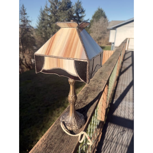 1920s Arts & Crafts Slag Glass Table Lamp With Cast Metal Base | Tiffany-Style For Sale - Image 4 of 4