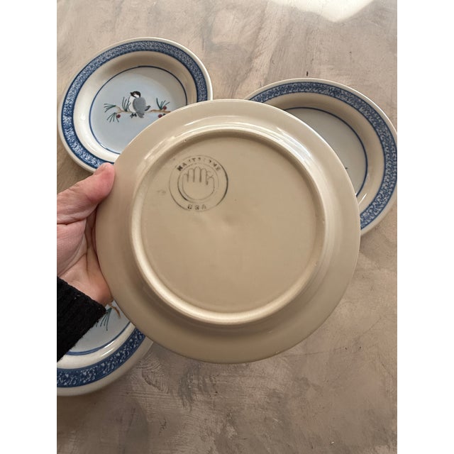 Vintage Hartstone Usa Restaurant Ware Plates – Set of 4 – 7.75 Inch Heavy Pottery – Hand Decorated Bird Motif For Sale - Image 4 of 9