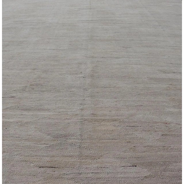 2020s Large Modern Kilim in Neutral Cream With Free Flowing Design For Sale - Image 4 of 13