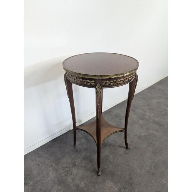 Transitional Style Mahogany Side Table, in Very Good conditions.