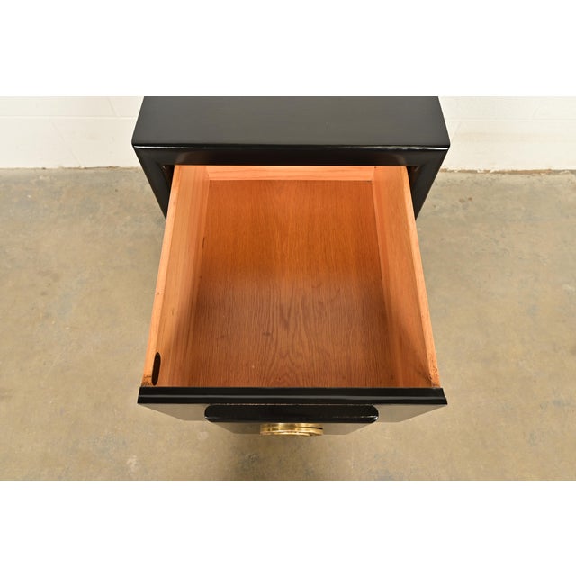 Wood Karpen of California Mid-Century Modern Hollywood Regency Black Lacquered Nightstands | Circa 1950s For Sale - Image 7 of 15