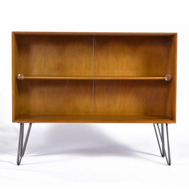 Brown 1950s Restored Mid-Century Modern Heywood Wakefield China Cabinet Bookcase on Hairpin Legs For Sale - Image 8 of 14