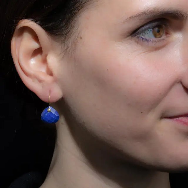 Pair of Faceted Lapis Lazuli and 18 Karat Gold Drop Earrings For Sale - Image 4 of 4
