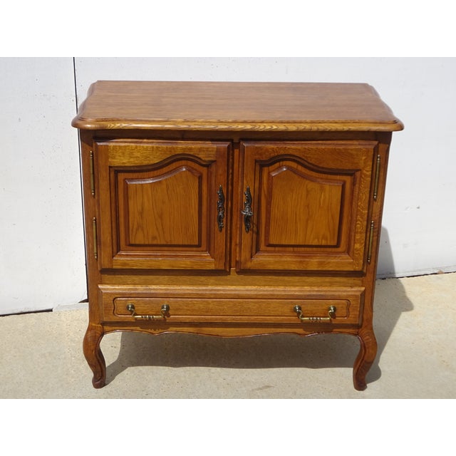 Small cabinet with a swiveling top, ideal for a tv or pc screen. made entirely of oak and light oak veneer. scalloped top...