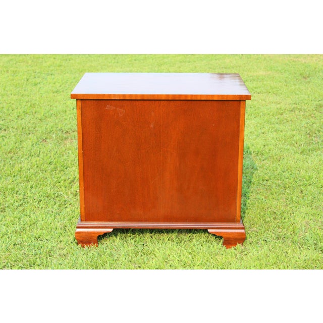 Baker Furniture Chippendale Mahogany Nightstands—A Pair For Sale - Image 13 of 18
