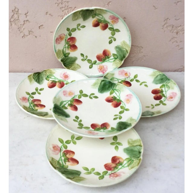 French Provincial Late 19th Century Majolica Strawberries Plate Choisy Le Roi For Sale - Image 3 of 5