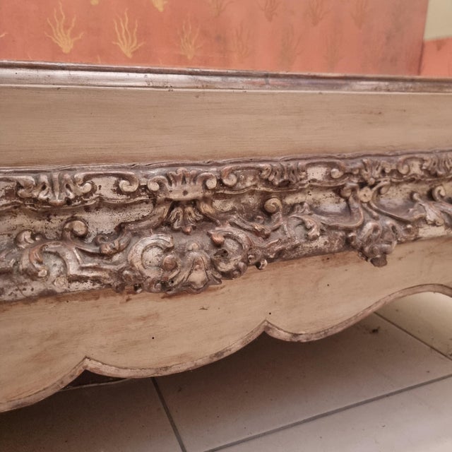 Piedmontese Display Cabinet in Ivory with Silver Mecca Frame, 1780 For Sale - Image 6 of 13