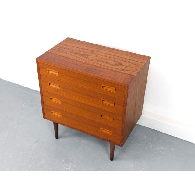 High-quality teak chest of drawers with four drawers. This beautiful piece impresses with its exquisite details, such as...