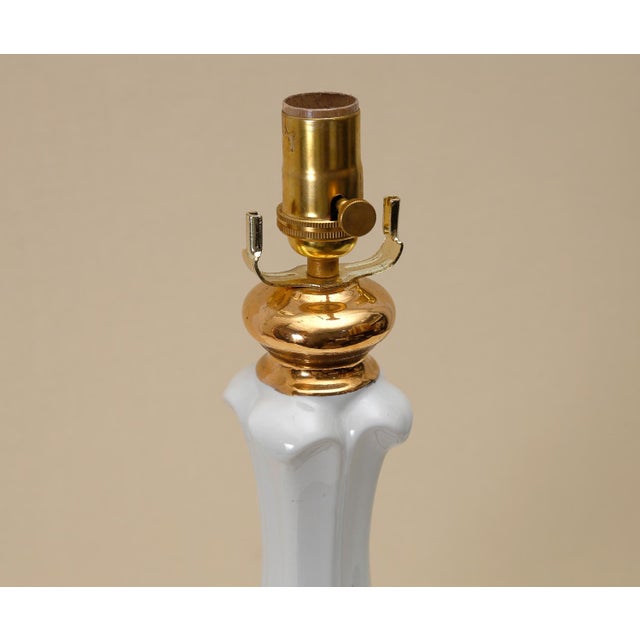 The Marbro Lamp Company Mid 20th Century Hollywood Regency Mid-Century White and Gilt Table Lamp Marbro For Sale - Image 4 of 4