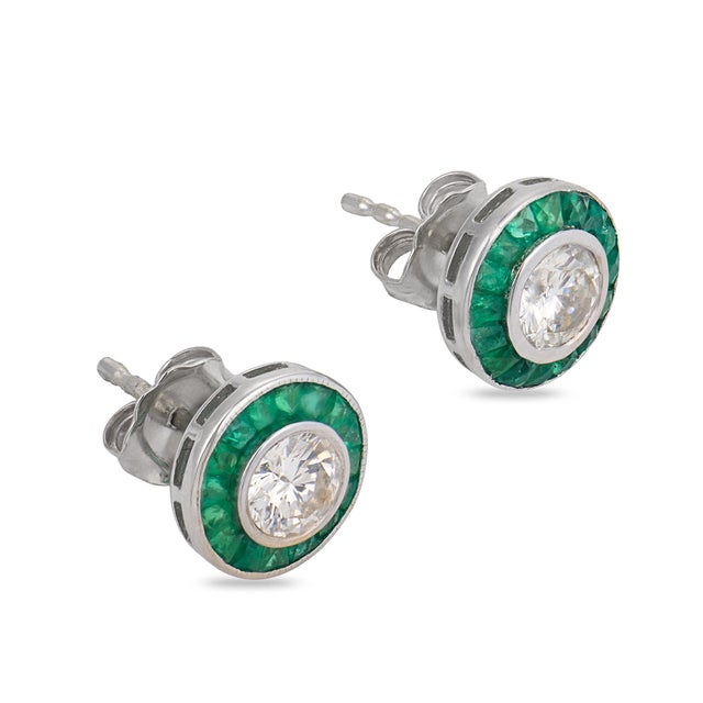 Contemporary Mid 20th Century Pair of Art Deco Inspired Diamond Emerald Target 18k White Gold Stud Earrings For Sale - Image 3 of 6