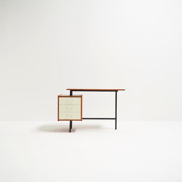Not every vintage desk needs to be oversized to make an impression. This compact Pastoe desk proves that thoughtful design...