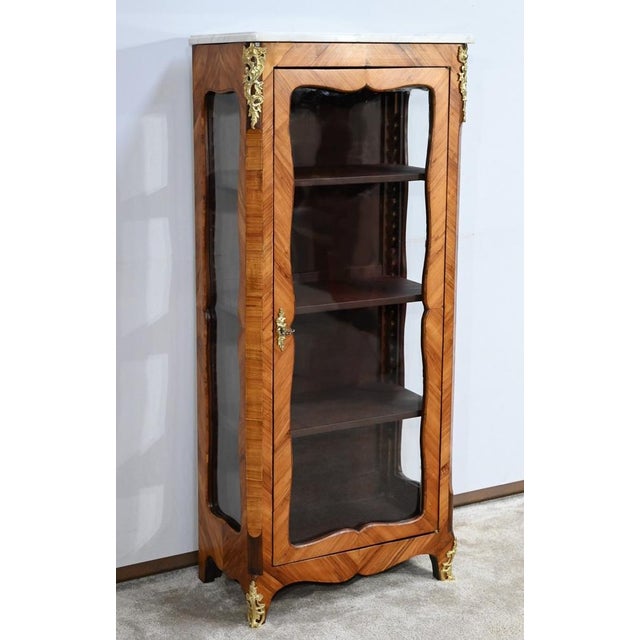 Small showcase, in veneer wood arranged in curling, of Louis XV style dating from the end of the 19th century. This...