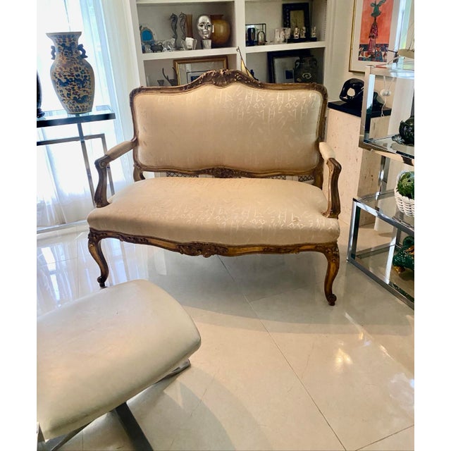 Early 20th Century French Louis XV Style Giltwood Carved Settee in Cream Upholstery For Sale - Image 9 of 9